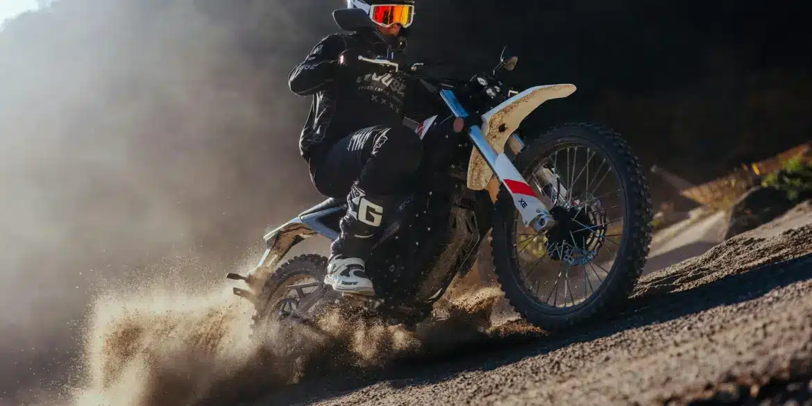 Elektro-Offroad-Motorrad Zero XE in Aktion auf losem Untergrund