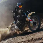 Elektro-Offroad-Motorrad Zero XE in Aktion auf losem Untergrund