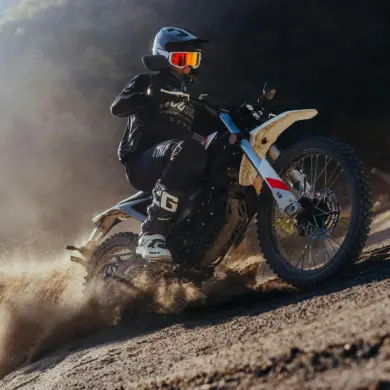 Elektro-Offroad-Motorrad Zero XE in Aktion auf losem Untergrund