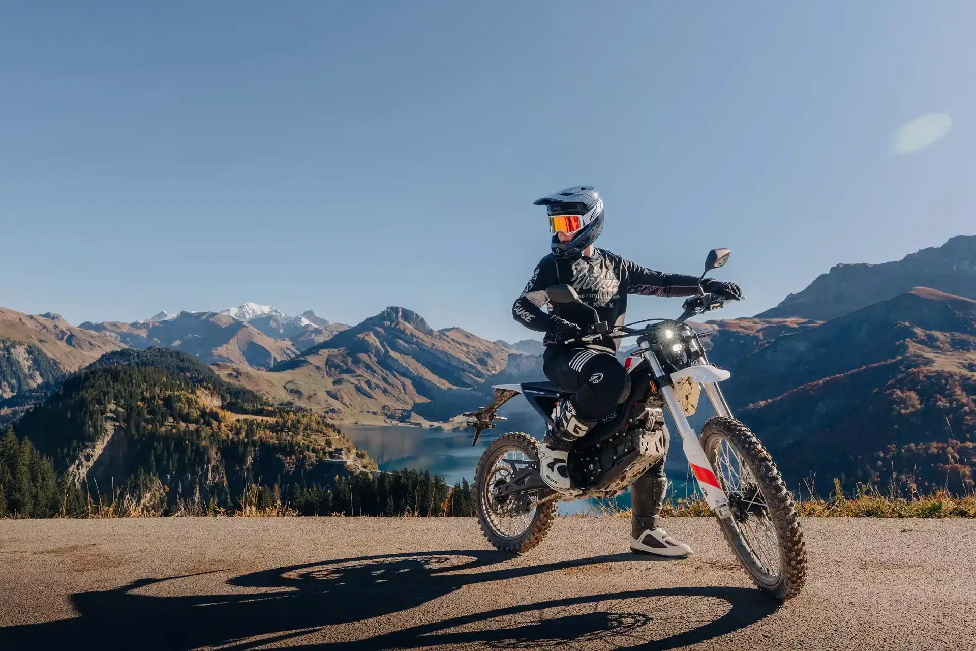 Zero XE Elektro-Enduro mit Fahrer vor alpiner Landschaft