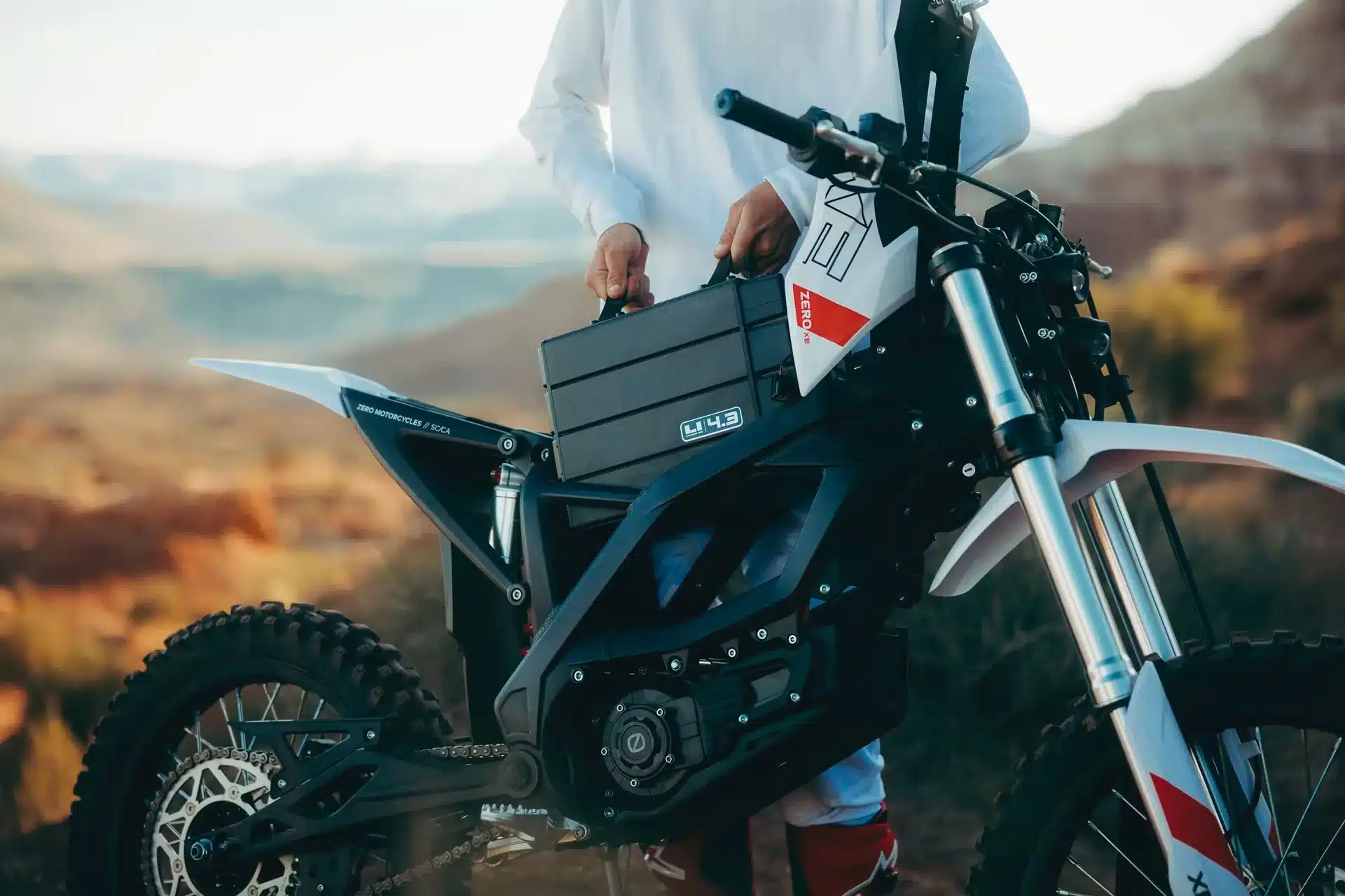 Elektrisches Offroad-Motorrad Zero XE mit entnommener Batterie im Gelände