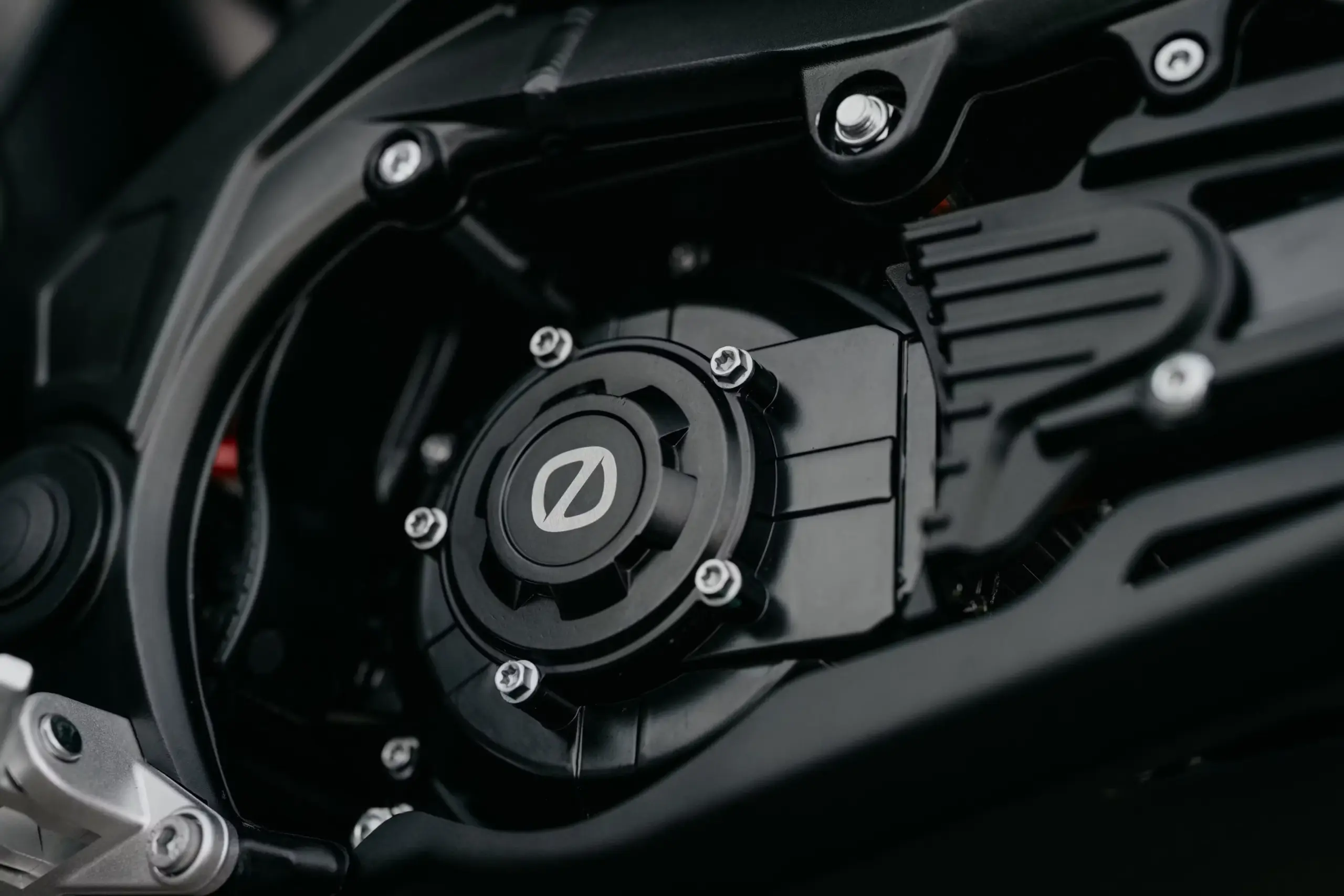 Nahaufnahme des Elektromotors der Zero XE, elektrisches Offroad-Motorrad